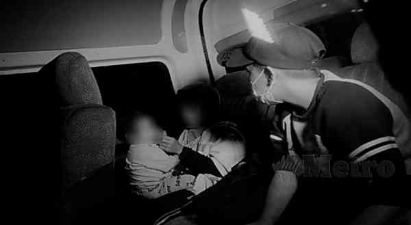 吸毒夫妇被逮捕,警方救出孩子。