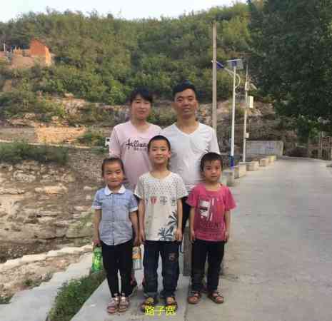 原本的路子宽只有30公斤,瘦瘦的,但为了救爸爸,他必须把自己变“壮”。