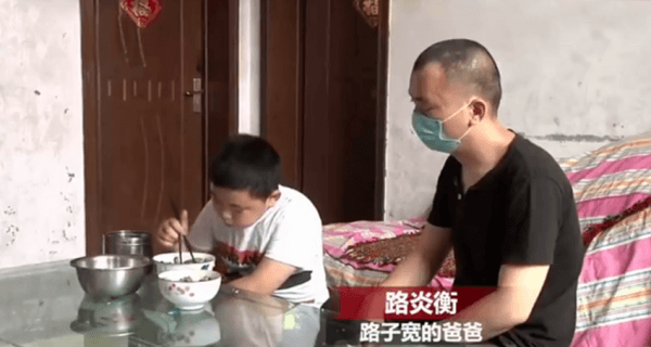 看着儿子为了救自己,不断地吃吃吃增胖,这个爸爸看在眼里,心里则五味杂陈。