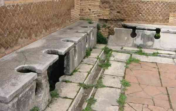古罗马的公共厕所。