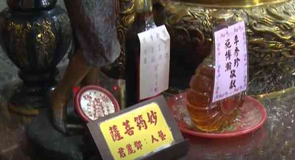 彰化二林有间百年宫庙打造一尊邓丽君菩萨,尊称为“妙筠菩萨”。
