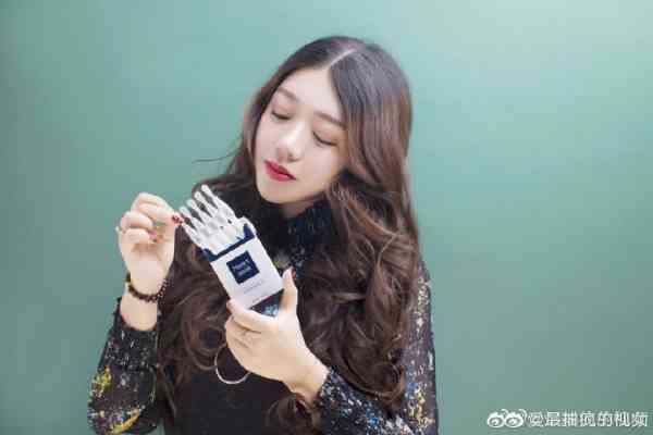 有眼尖网友表示,“再怎么P,手会暴露的”。