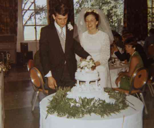 安妮和大卫预计明年结婚50周年将蛋糕屑收集起来，重新烘焙成新蛋糕。