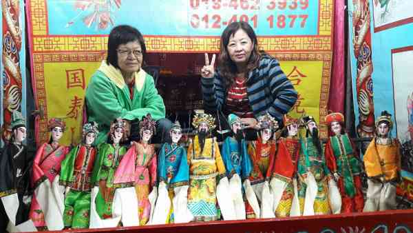来自槟城的布袋戏师傅张美晴（右）和姐姐张美卿总是抱着敬畏的心态对待布袋戏这门老行当，丝毫不敢冒犯。