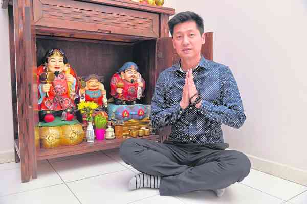 在一次人生低潮时,吴进益向大黑天财神膜拜祈愿,没想到从此结下神缘,而且在祂的护佑之下,事业、家庭皆顺风顺水,甚至生活中也离不开祂。
