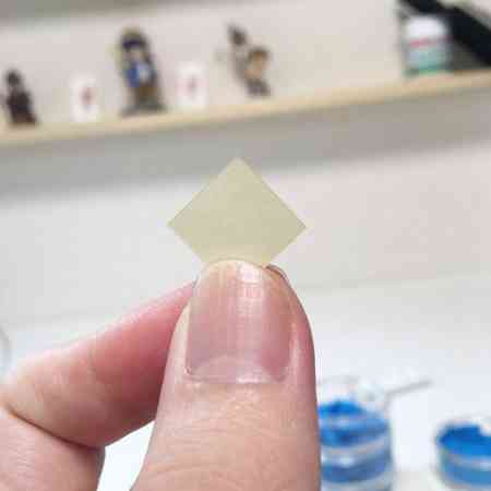 用一张只有指甲大小的方形纸来摺纸鹤。