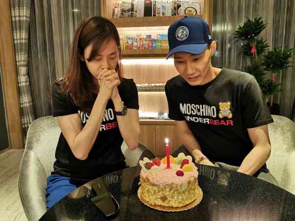 黄妙珠36岁生日，李宗伟以复联4中的钢铁侠金句：爱你三千次，对老婆表达爱意。