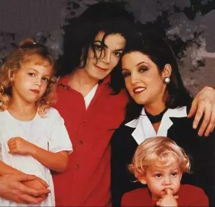 迈克和丽莎·普雷斯利和前夫所生的两个孩子，其中一个孩子Riley Keough曾告诉媒体，他爱迈克杰逊这位继父。