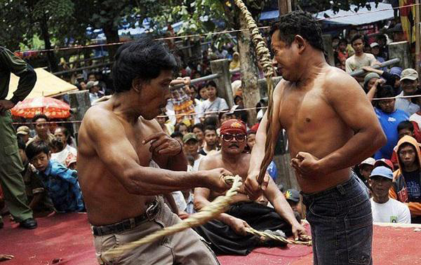 印尼人举行ujungan祈雨仪式，即村民通过互相鞭笞方式来祈雨。