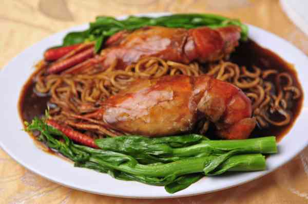 大头虾香港伊面 每口都是鲜甜虾肉的大头虾,面条吸收了大头虾的鲜与甜味!