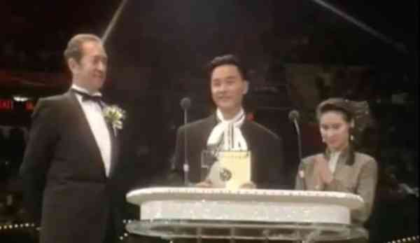何超琼和父亲，为张国荣颁奖。