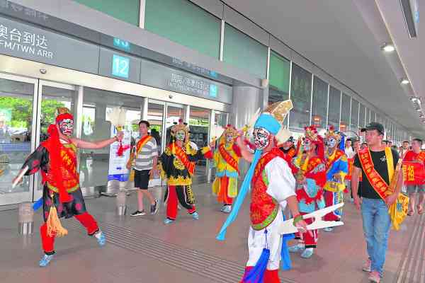 八家将在福州机场迎接玉封孙灵宫的驾临，现场为大圣爷开路护法。