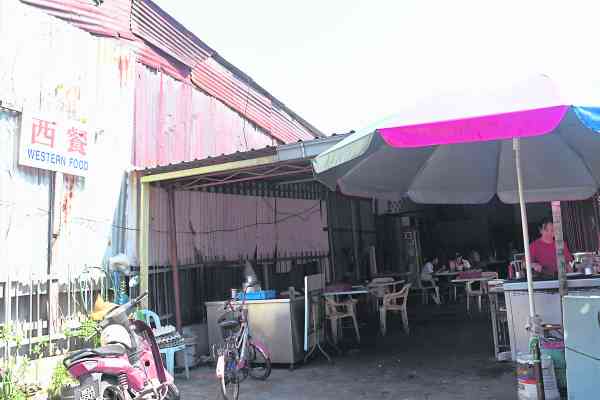 海南街西餐 营业时间:早上6.45分到下午1点 地点:3532, Jalan Tebing Selatan, Jinjang Utara.