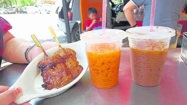 多汁香嫩的烤猪排串，再加上泰式奶茶和咖啡，绝对是泰国小吃的首选！