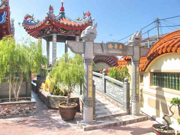 古庙已成当地观光景点,当然也有象征好意兆的“长寿桥”供游客打卡。