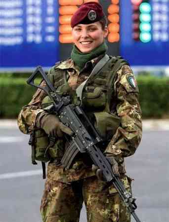 都灵奥运会期间，在会场附近执勤的意大利陆军女兵。