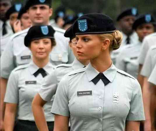 美国陆军基础训练仪式的女兵。