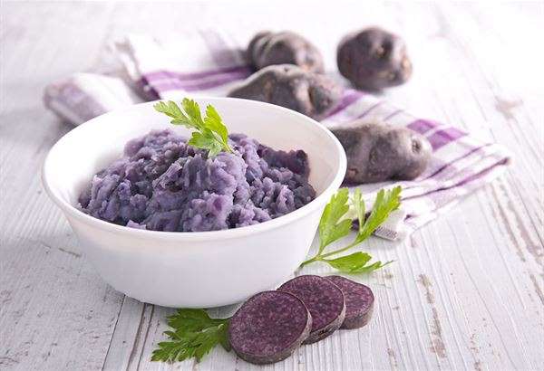 紫薯是低脂、低糖食物，含有丰富膳食纤维助排便。 