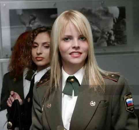 参观卫国战争纪念展览的俄军女兵。