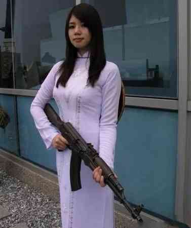 身穿越南民族服装的女兵，个人认为这个是最符合我们国家审美观的外国女兵。
