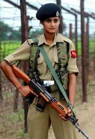 手持INSAS步枪的印度陆军女兵。