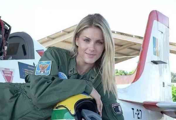 乌克兰空军女飞行员，个人认为乌克兰的女兵是最漂亮的，不愧是生产美女的国家。