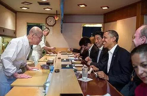 当年奥巴马以美国总统身份到访日本，与日相一起捧场。