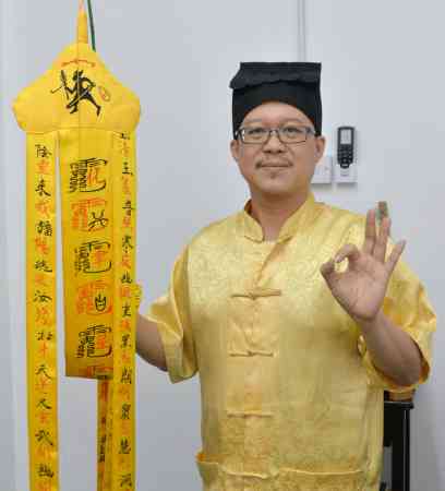 王忠文道长指出,卦象显示世爻未土兄弟克财,也意味着求财阻碍多,当事人一年之内没有什么偏财。
