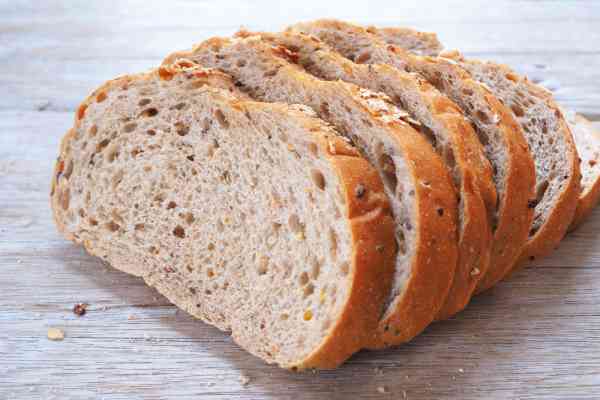 选择全谷类面包，才能真正吃到面包的益处。