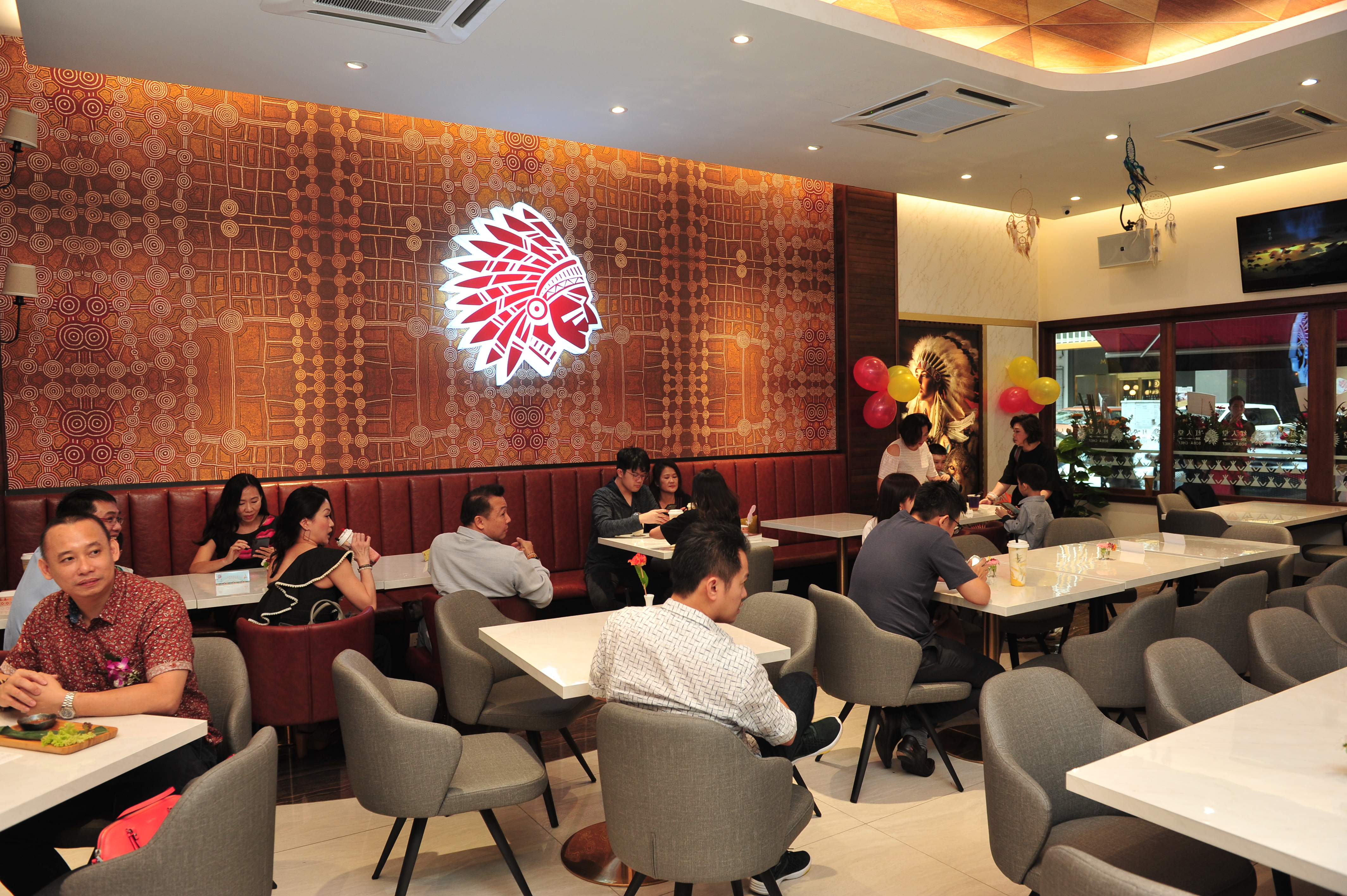 店内设计宽敞,环境舒适,适合与好友聊天聚会,也能和家人一起来度过悠闲周末。