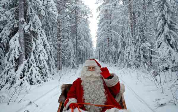 圣诞老人在雪地里驾驭雪橇，这里是位在北极圈内的圣诞老人村。