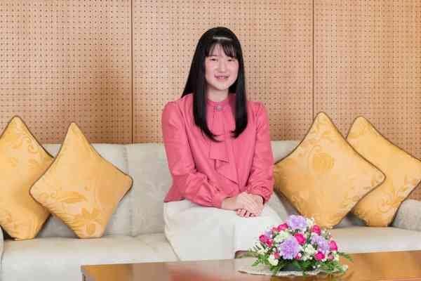 日前,度过18岁生日爱子笑容满面,似乎走出之前的阴霾。