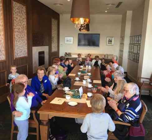  RSL终生照护养老院举办的活动，让长辈和小朋友相处，一起吃饭、做劳作，共享美好的时光。