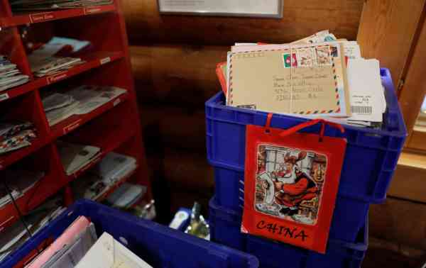 圣诞老人邮局内可以看到世界各国寄来的信件，其中来自中国、波兰、义大利、英国、芬兰、日本、俄国的信件数更是名列前茅。