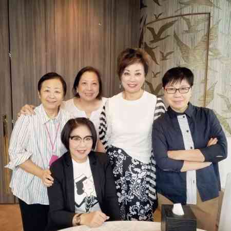 李司棋晒世纪合照，让人们再次见到黄韵诗（右一）的身影！