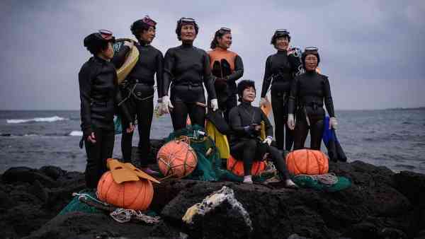 济州岛海女只剩下不到4000人,其中84%是60岁或以上的老人。