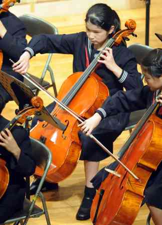 其实爱子很有才华,自小学习大提琴。