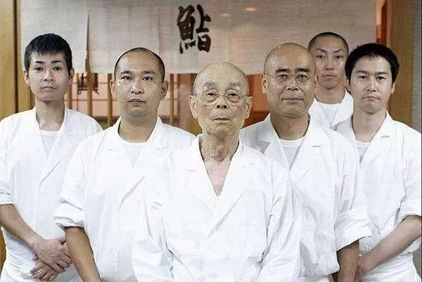 寿司之神的学徒挑选的都是男学徒,他认为女的不行,小野二郎的大儿子曾经解释说,女人天生就不适合做寿司,因为她们一旦来生理期,味觉会不稳定。