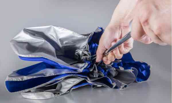 伞布内层常见的塑胶材质，会使雨伞更难回收。