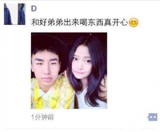姐姐看来很美,弟弟很普通。