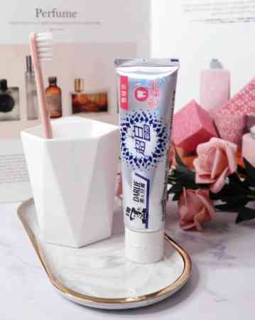 在中国上市的黑人超白极尚雪绒花牙膏，有着仙女级淡粉色牙膏体和闪耀星星。