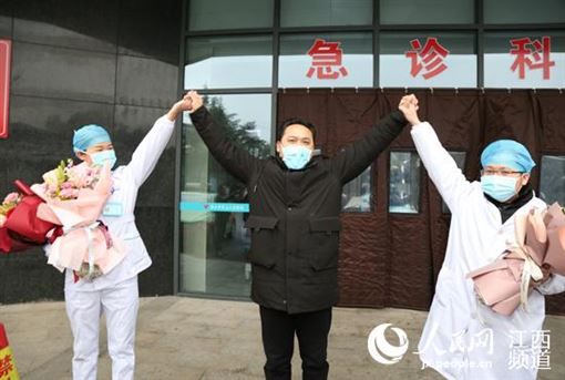 陈男(中)日前出院时高举医护人员的手,高喊:“我好啦!我真的全好啦!”
