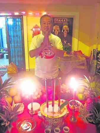 在接财神的神台上点一盏引路灯,把下凡派财的金财神率先引进家门。