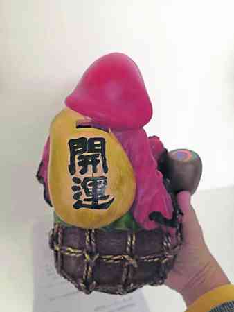 大黑天财神背后刻有开运字眼,供奉者财运大开。
