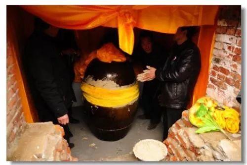 2019年农历三月十七日晚9点,海贤老和尚坐缸六年一百天,因缘成熟,于是