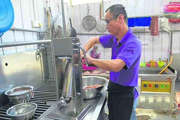 制作过程2:将绞肉放入灌肠机器。