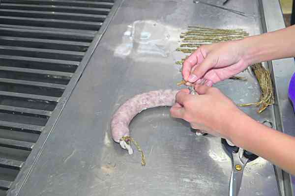 制作过程4:用麻绳系好肠衣的两端。