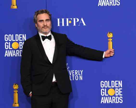 影帝Joaquin Phoenix宣布将以同一套Stella McCartney西装出席本年度所有颁奖礼，以身作则宣扬环保意识。