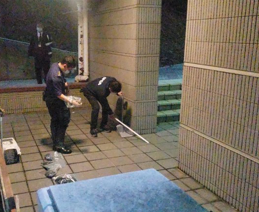 动物尸体被爱协人员检走。