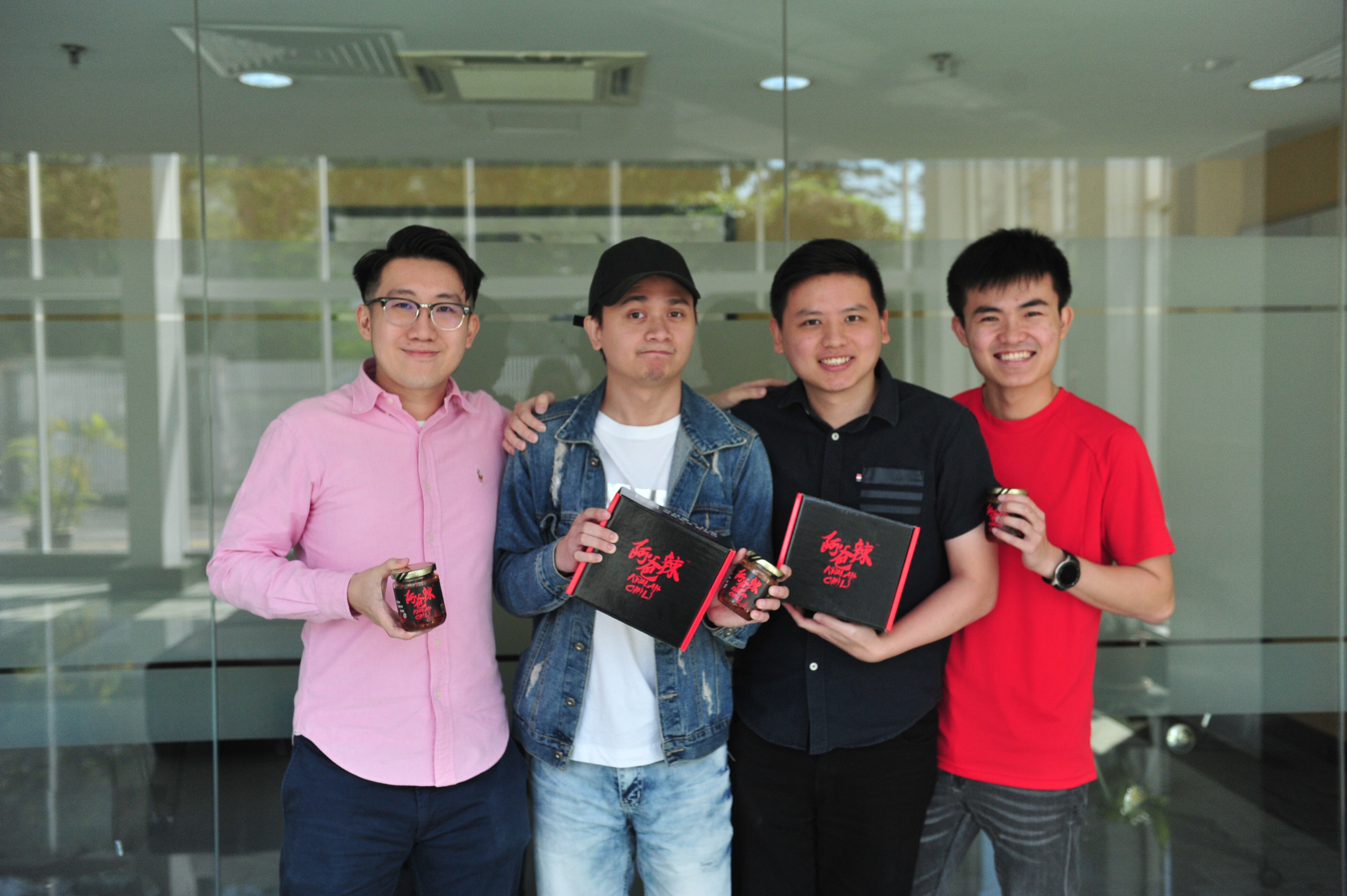 Apalah Chili(阿爸辣)创办人,从左至右分别是陈怡兆(Eric)、杨维达(Jack)、林卓润(Rooney)、廖敦豪(Joon),凭借踏实肯干的精神,挖掘虾米辣椒潜力,成功打造出名堂。